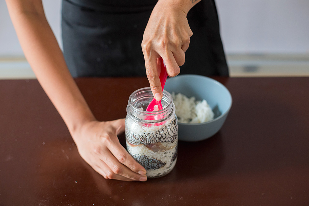 Burong isda step 3: Get a clean, sterilized jar and layer the rice and salted, drained fillets. Start with the rice to ensure the mixture is evenly packed with no air pockets. Repeat until you use up the ingredients