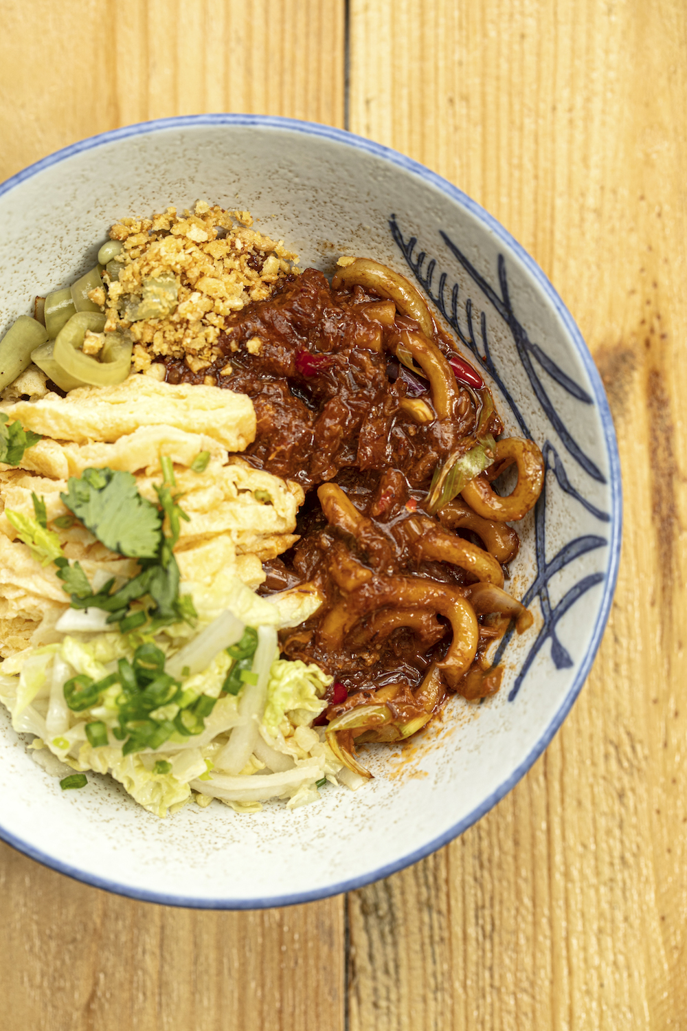 Crab-udon: Stir-fried udon noodles with chili crab, onion, and leeks