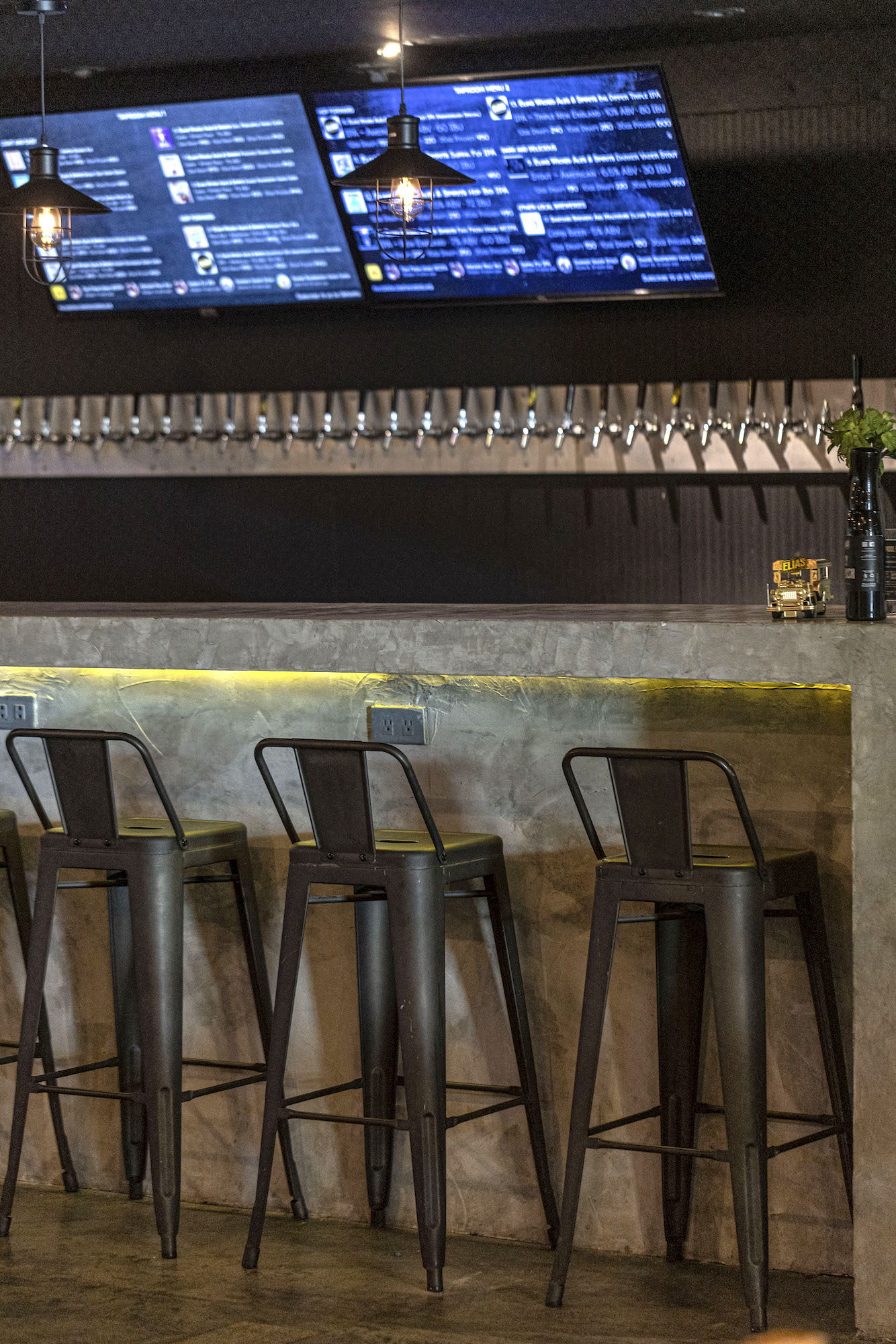 The bar area where diners can choose from the many craft beer on tap