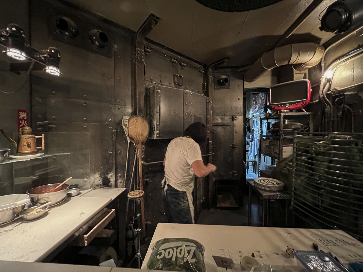 Tokyo restaurants: Pizza made in the first floor in Seirinkan's open kitchen