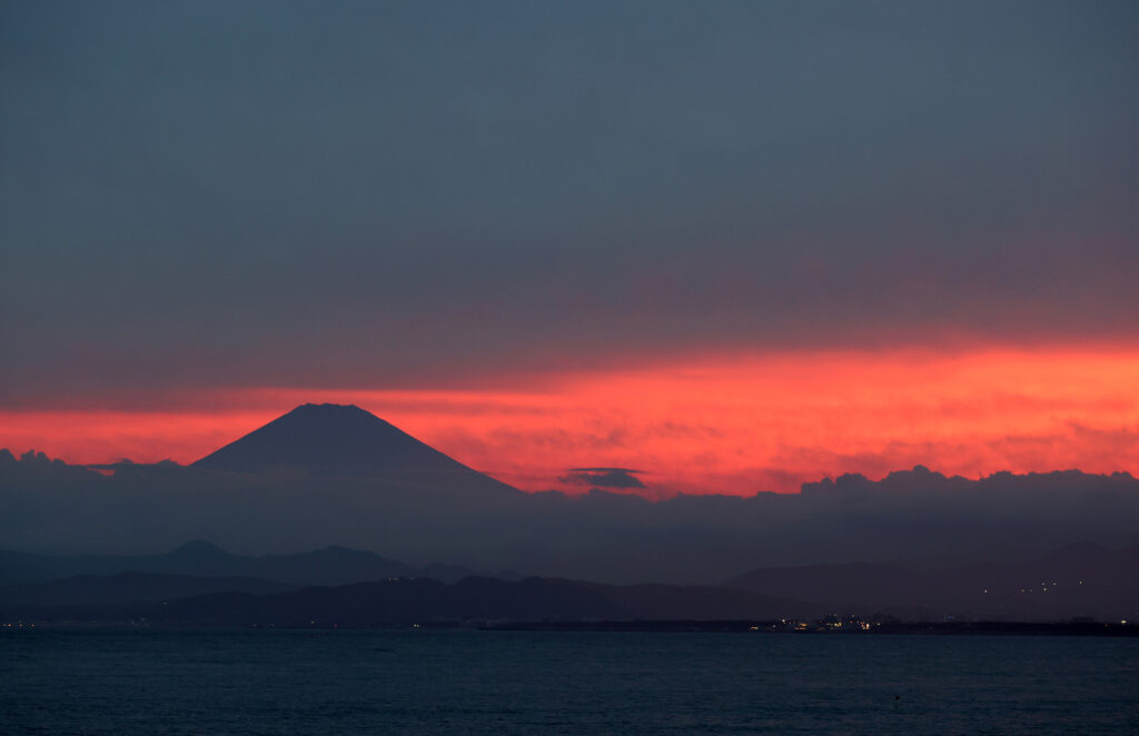 FILE PHOTO: Mount Fuji is seen from Enoshima island, in Fujisawa, south of Tokyo, Japan, August 11, 2021. Picture taken August 11, 2021. REUTERS/Molly Darlington/File Photo