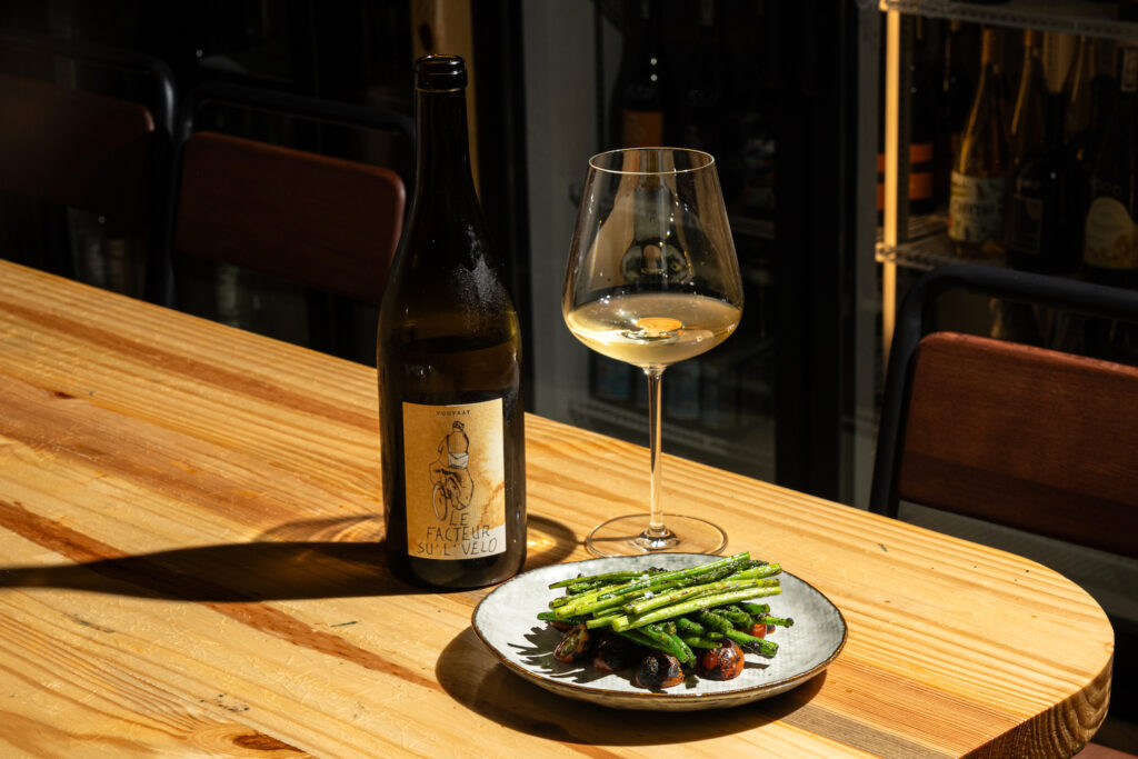 French beans paired with a Le Facteur Su'l Vélo AOC Vouvray 2020 from France