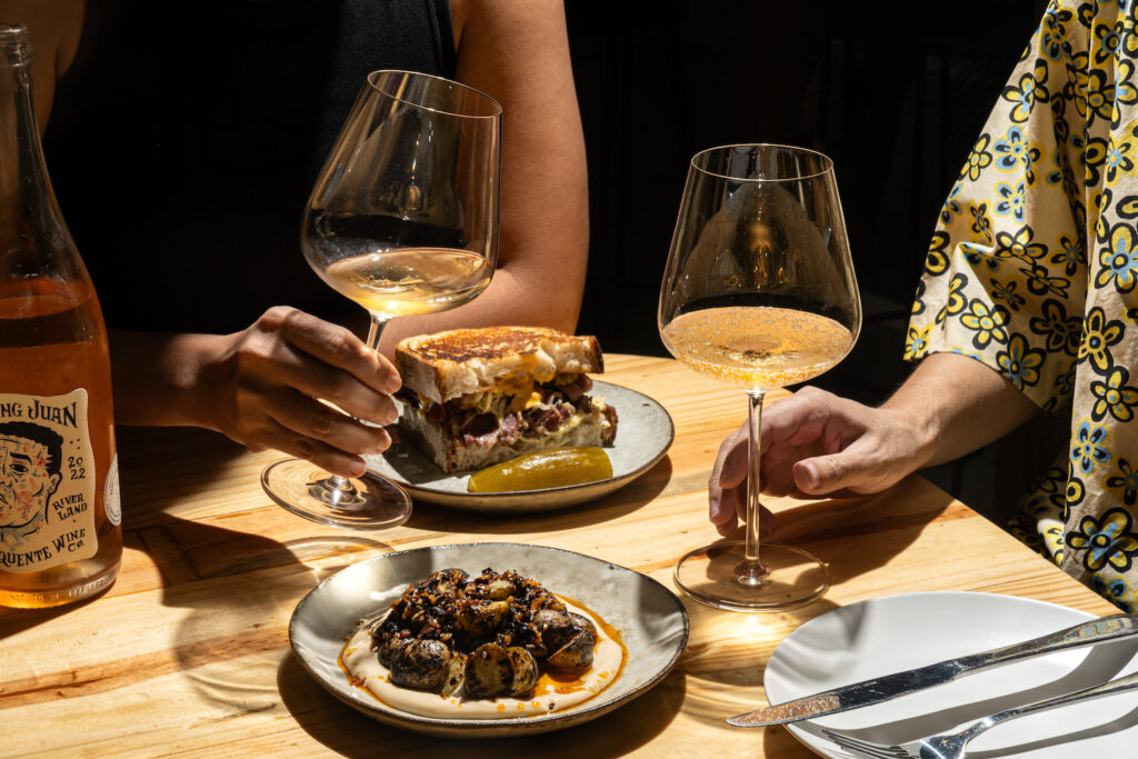 While the focus is on the natural wines, high-quality dishes are also available such as the pastrami sandwich and potato with ancho chilies