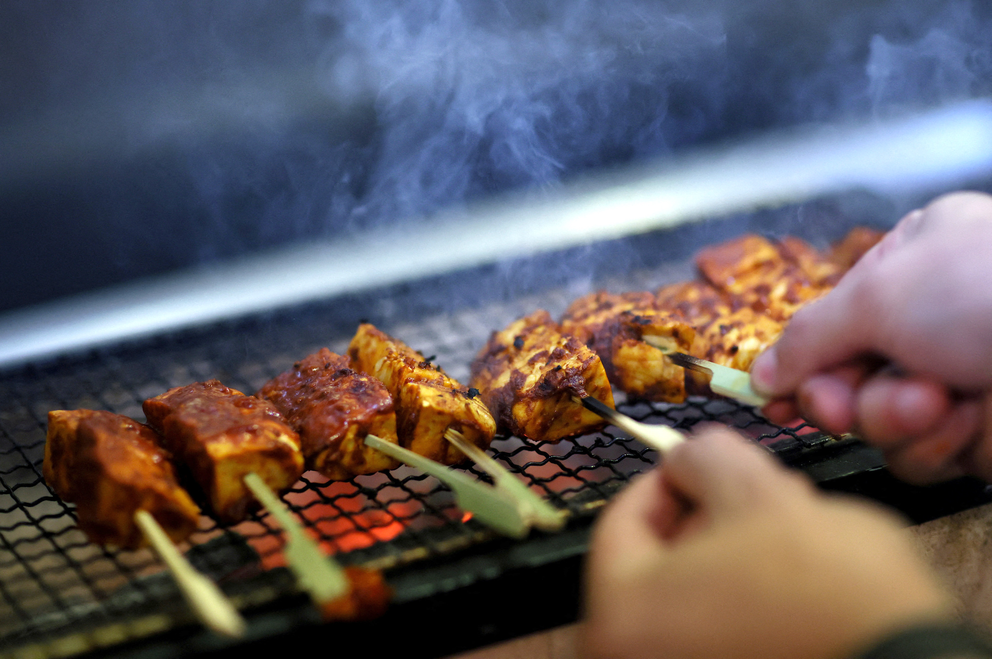 FILE PHOTO: Lab-grown chicken from GOOD Meat is grilled by Chef Daniel Lugo at Jose Andres's China Chilcano, in Washington, U.S., July 13, 2023. REUTERS/Leah Millis/File Photo